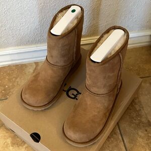 AUTHENTIC UGG KIDS BOOTS! BNWT